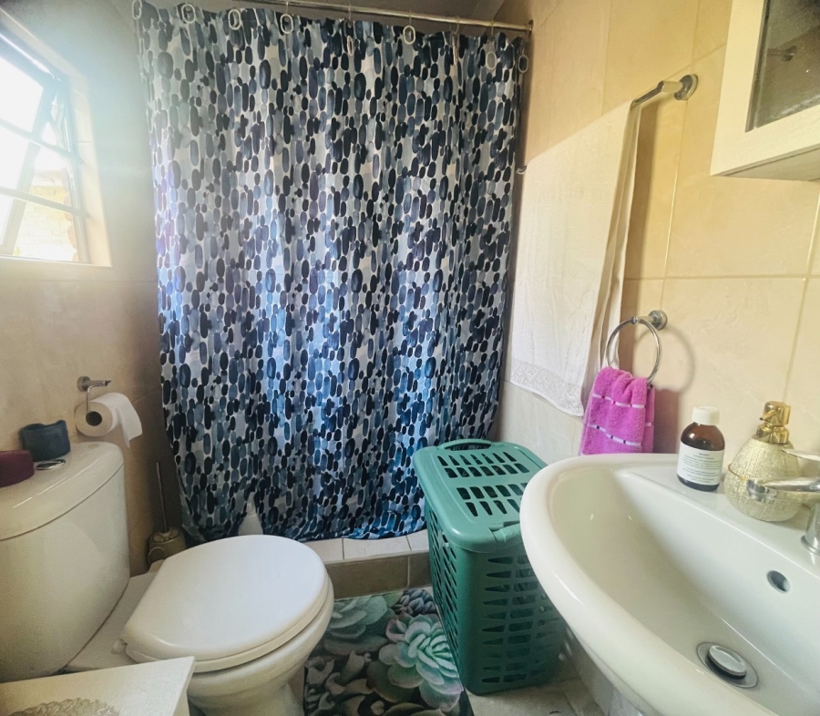 5 Bedroom Property for Sale in Fraaiuitsig Western Cape